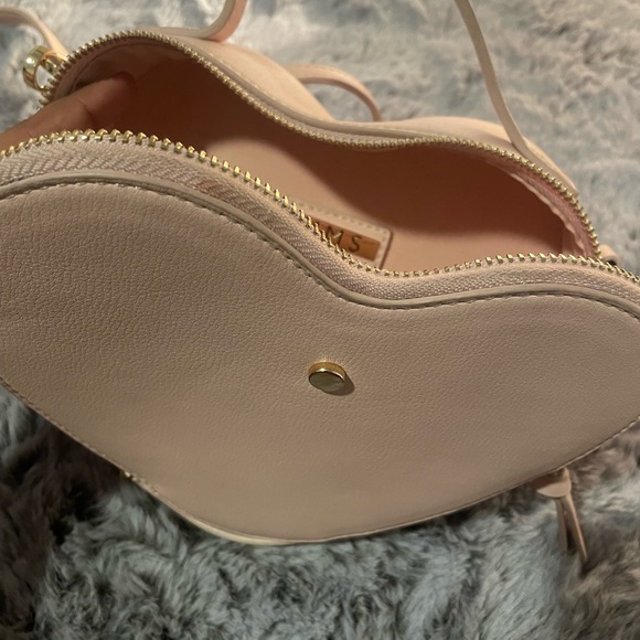 Light pink heart shaped crossbody or clutch purse LIKE NEW - Picture 2 of 8
